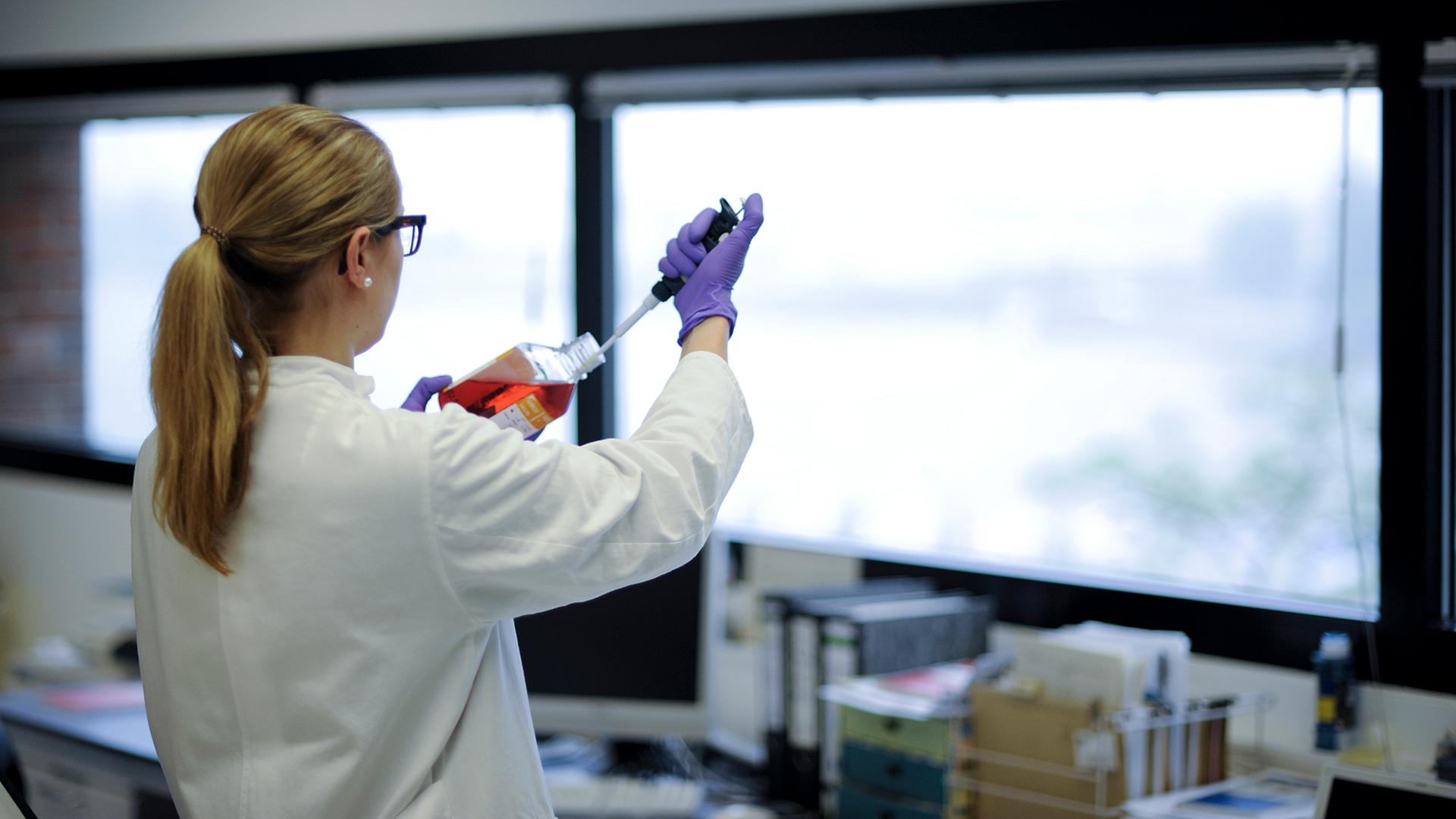Eine Wissenschaftlerin arbeitet in einem Labor. | ARD-aktuell / Hamann