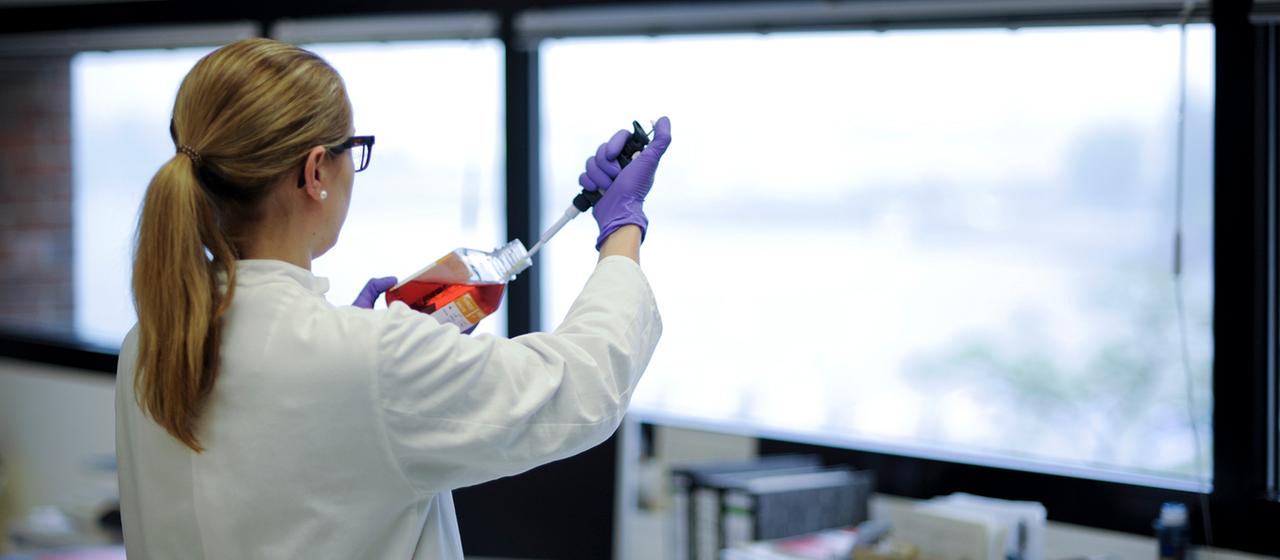 Eine Wissenschaftlerin arbeitet in einem Labor.