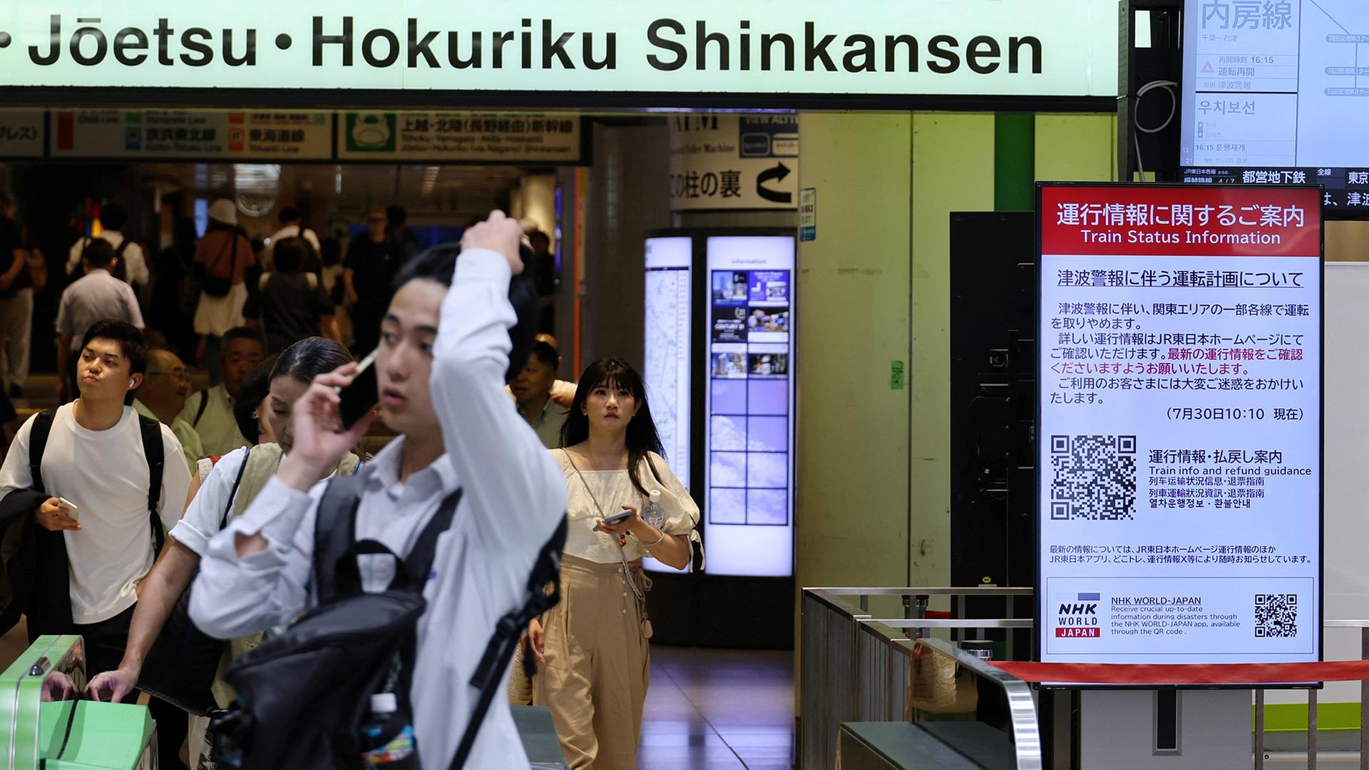 Ein Schild mit dem Hinweis, dass ein Teil des Shinkansen-Hochgeschwindigkeitszuges aufgrund einer Tsunami-Warnung vorübergehend außer Betrieb ist. | REUTERS