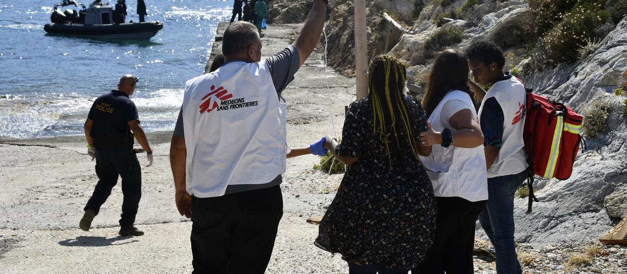 Mitglieder von Ärzte ohne Grenzen helfen einer schwangeren Frau, die überlebt hat, nachdem ein Boot mit Migranten vor der Küste der ostgriechischen Insel Samos in Seenot geraten war. (Aufnahme vom 23.9.2024)