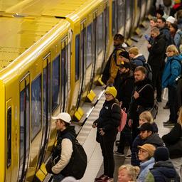 Menschen warten am Alexanderplatz auf die U-Bahn (Quelle: dpa/Fabian Sommer).