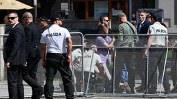 Der mutmaßliche Schütze wird von Sicherheitskräften festgehalten