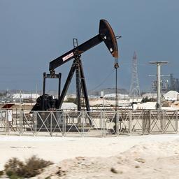 Eine Ölpumpe ist auf auf einem Ölfeld in Bahrain zu sehen.