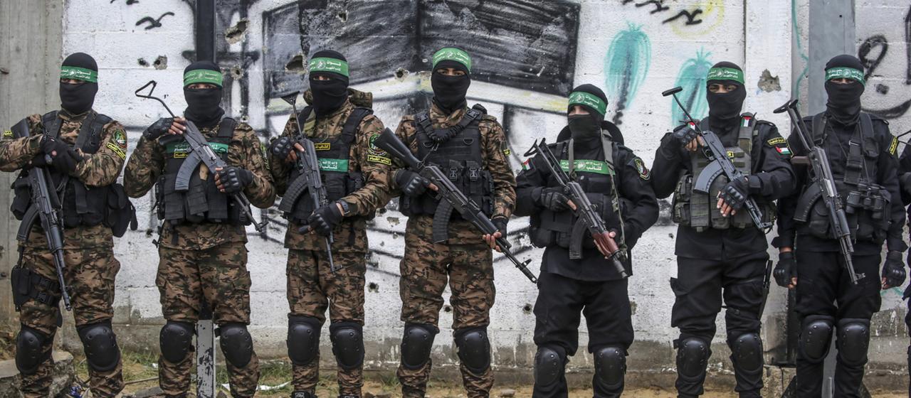 Bewaffnete und vermummte Kämpfer der Hamas bei einer Geiselübergabe im Februar 2025 im Gazastreifen. (Archiv: 22.02.2025)