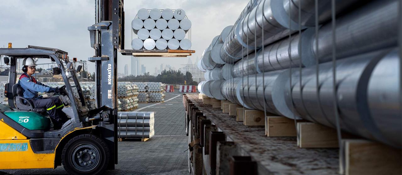 Aluminium Coils am Gießereigelände von Emirates Global Aluminium in Jebel Ali.