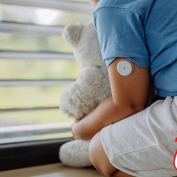 Symbolbild: Ein Junge trägt am 27.08.2023 einen Diabetes Sensor am Arm. (Quelle: Imago Images/Half Point Images)