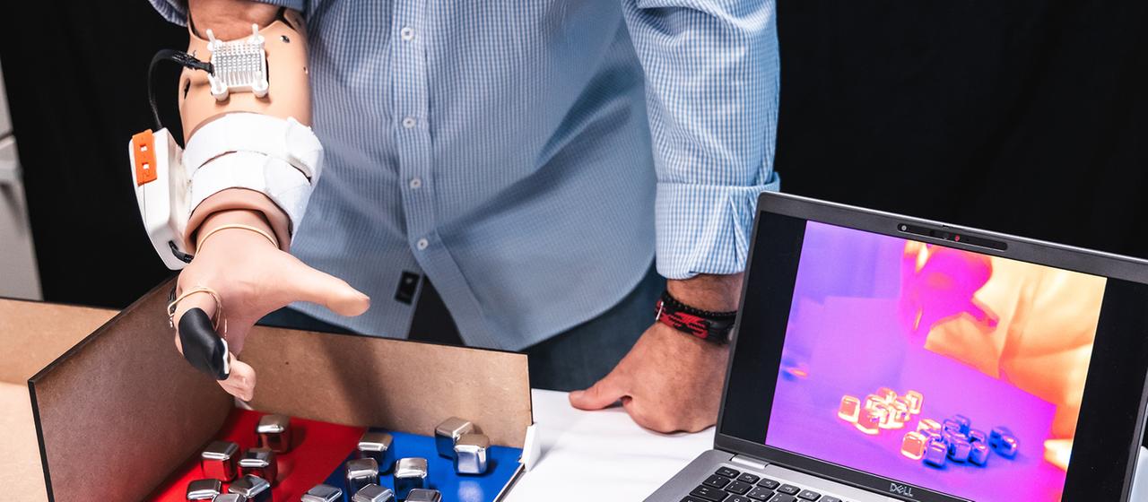 Ein Mann mit einer Arm-Prothese | EPFL Caillet Ein Mann mit einer Arm-Prothese