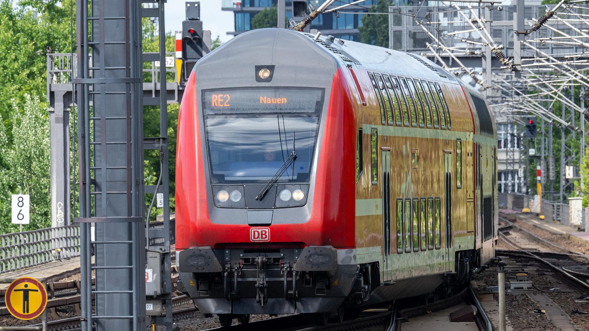 Der Regionalexpress RE2 fährt mit Fahrtziel Nauen in den Bahnhof Zoologischer Garten ein. (Quelle: dpa/Stache) | dpa/Stache