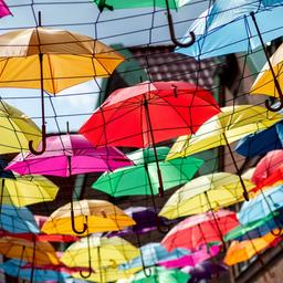 Schirme schützen Stadtbesucher vor Regen. Wie können Innenstädte attraktiver werden? Darüber beraten in Koblenz Bürgermeister, Experten und das Wirtschaftsministerium Rheinland-Pfalz.