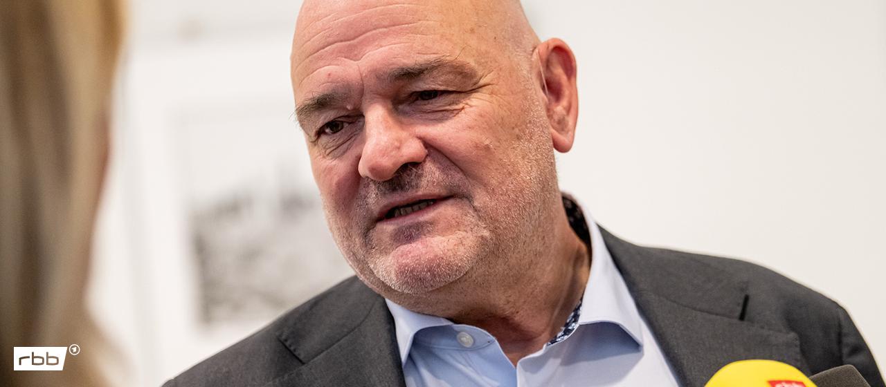 Archive photo: Robert Crumbach (BSW), Brandenburg's Minister of Finance and for Europe, speaks to the press in the state parliament on November 12th, 2025. (Source: 