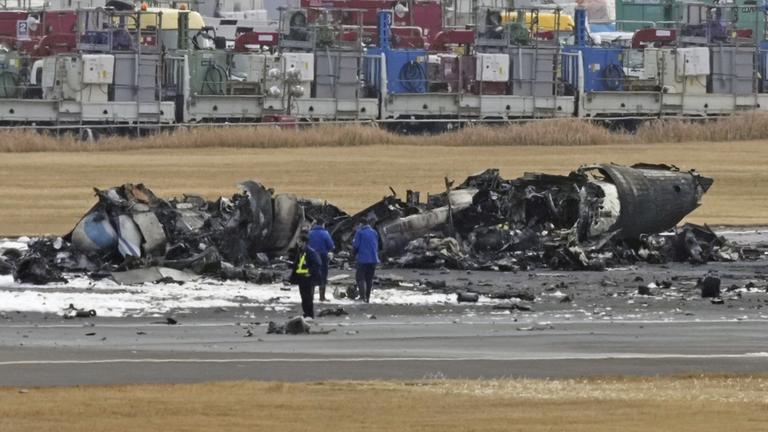 Das ausgebrannte Flugzeug der japanischen Küstenwache ist auf dem Flughafen Haneda zu sehen.