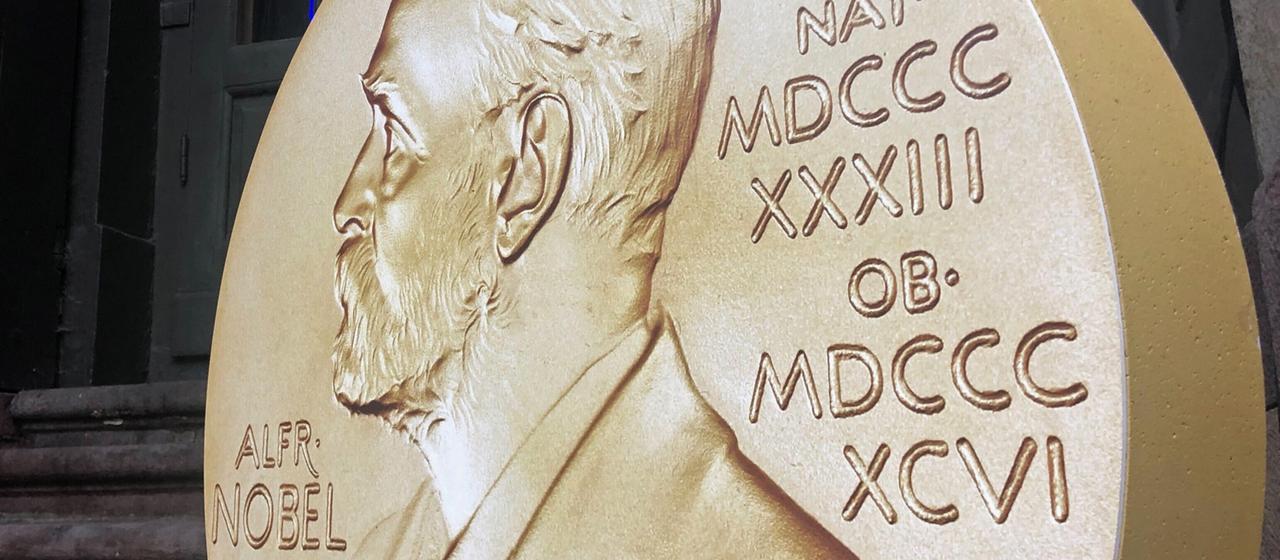 Aufsteller vor dem Nobelpreismuseum in Stockholm