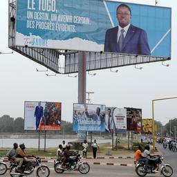 Ein Plakat von Togos Präsident Faure Gnassingbe hängt in Lome.
