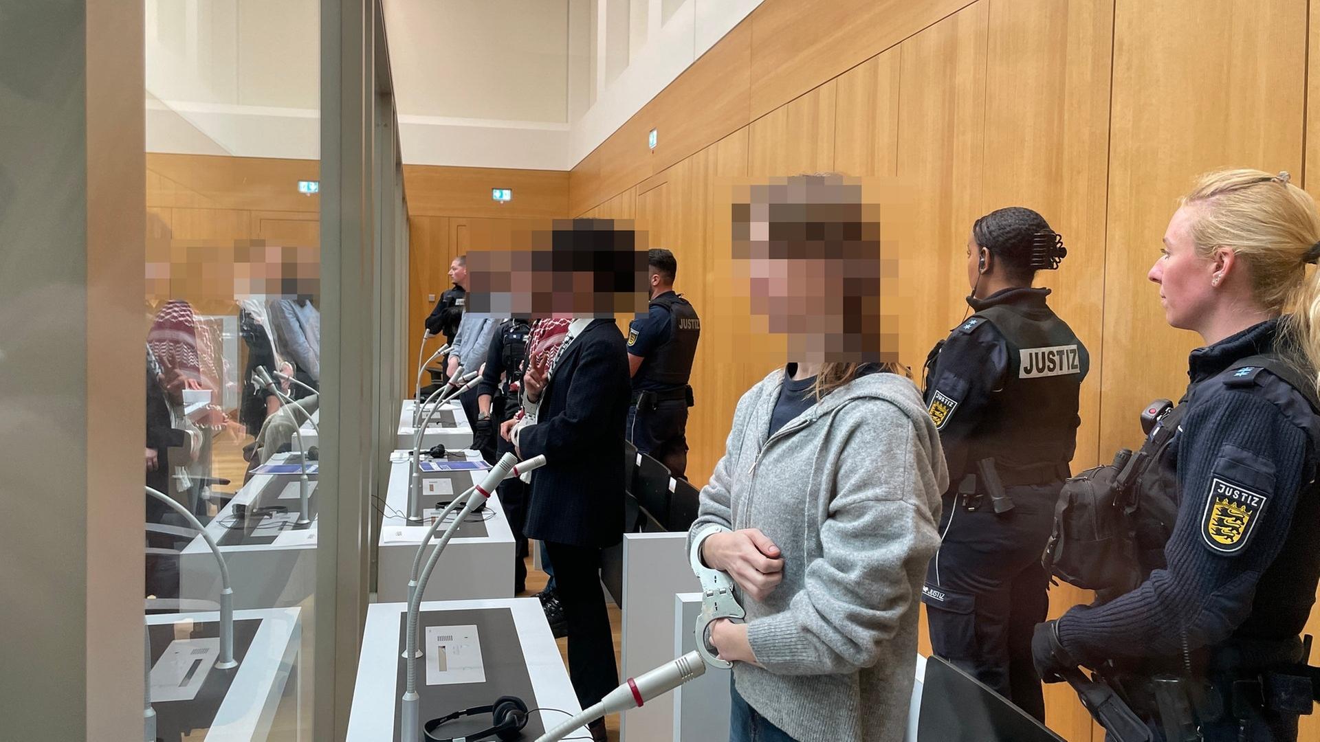 Die Angeklagten nach einer Attacke auf den israelischen RÃ¼stungskonzern Elbit in Ulm. | SWR