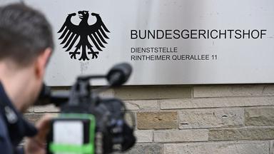 Symbolbild: Ein Kameramann filmt ein Schild am Bundesgerichtshof (BGH). (Quelle: dpa/Deck)