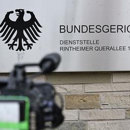 Symbolbild: Ein Kameramann filmt ein Schild am Bundesgerichtshof (BGH). (Quelle: dpa/Deck)