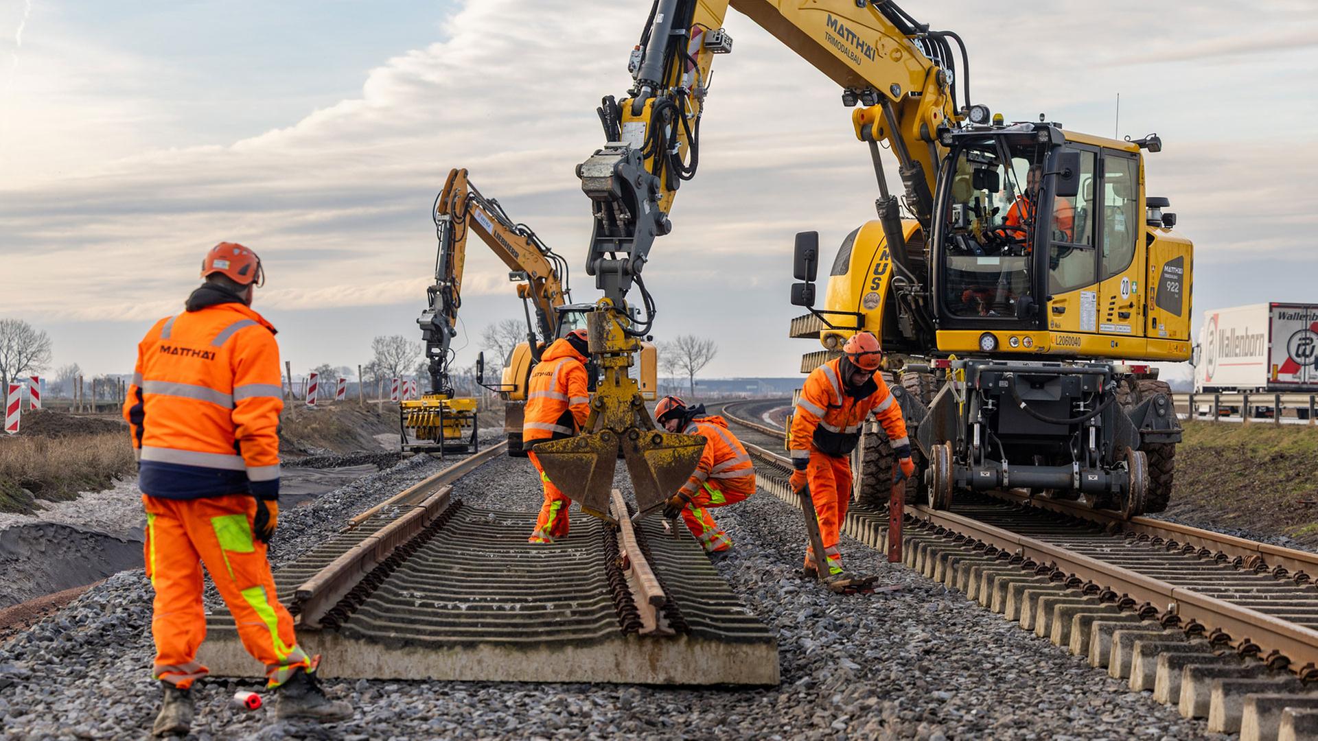 Gleisbettarbeiten bei der deutschen Bahn | picture alliance/dpa