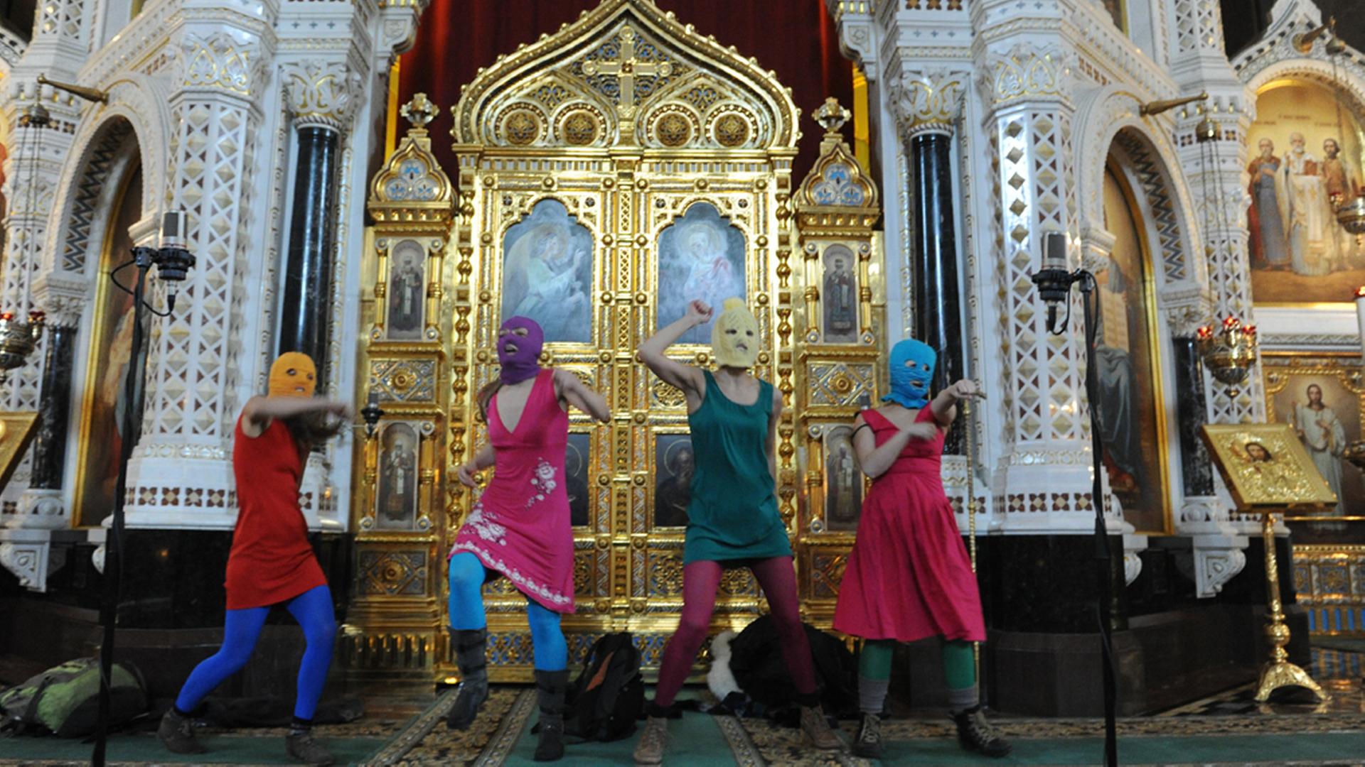Kunstszene Russland: Auftritt von Pussy Riot in der Moskauer Kathedrale am 21. Februar 2012 | picture alliance / dpa