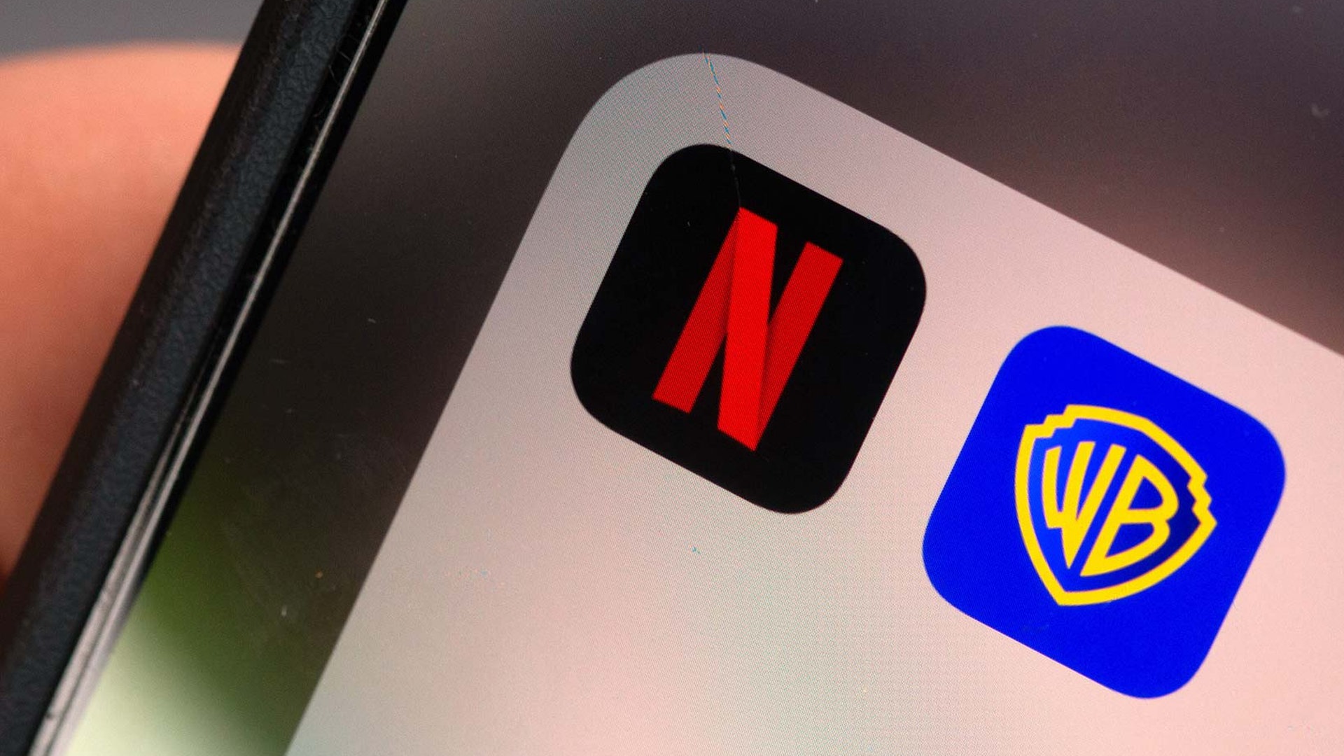 Die Apps von Netflix und Warner auf einem Smartphone. | picture alliance/dpa