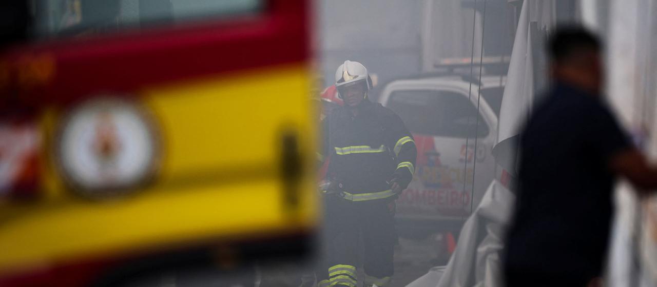 Ein Feuerwehrmann steht im Rauch in Belem, Brasilien.