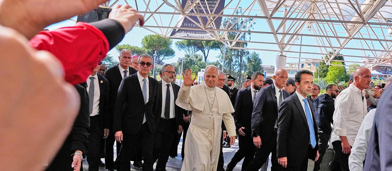 Papst Leo XIV erreicht in der Agostino Gemelli Polyklinik.