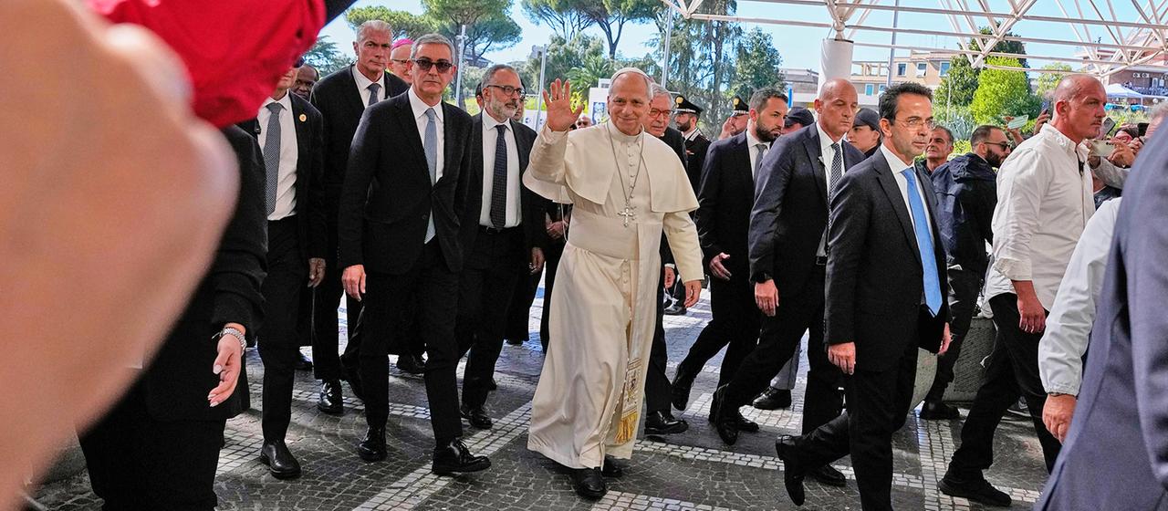 Papst Leo XIV erreicht in der Agostino Gemelli Polyklinik.
