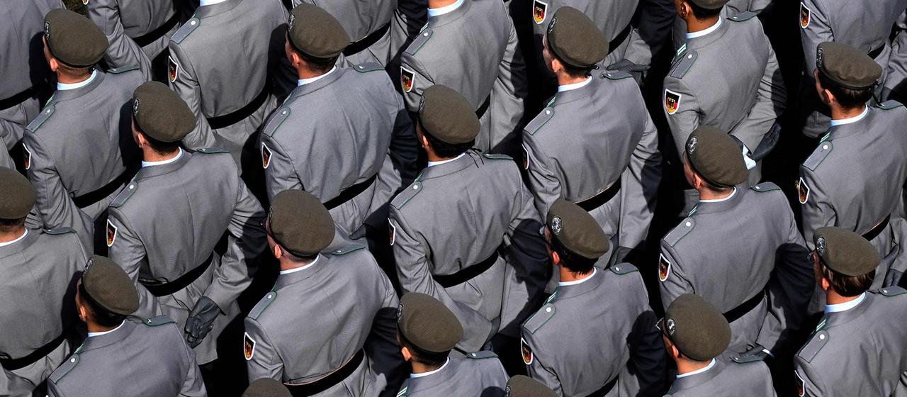 Rekruten stehen bei einem Appell nebeneinander.