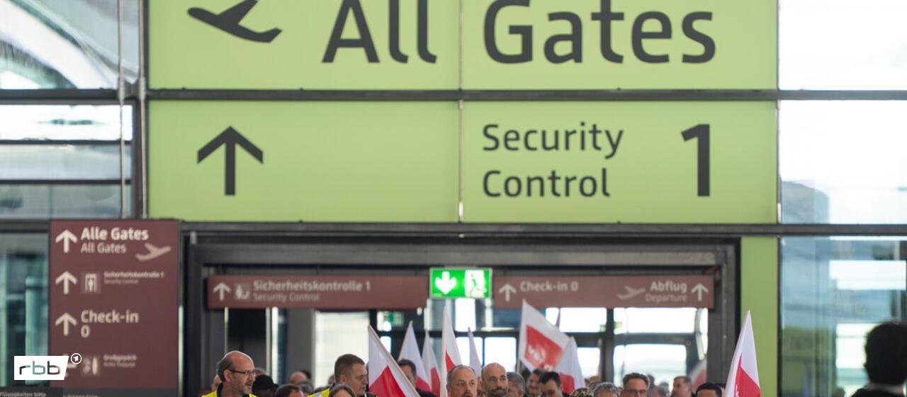 Archivbild: Streikende Flughafenmitarbeiter gehen durch das Terminal am Flughafen Berlin Brandenburg BER. (Quelle: dpa/Gateau)