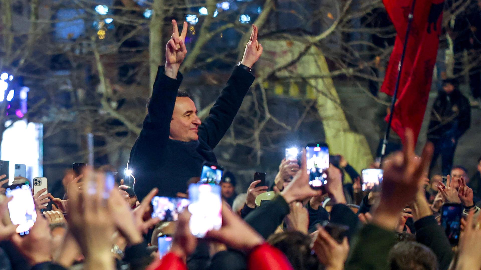 Kurti begrüßt Unterstützer in Pristina. | EPA