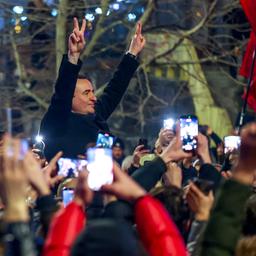 Kurti begrüßt Unterstützer in Pristina.