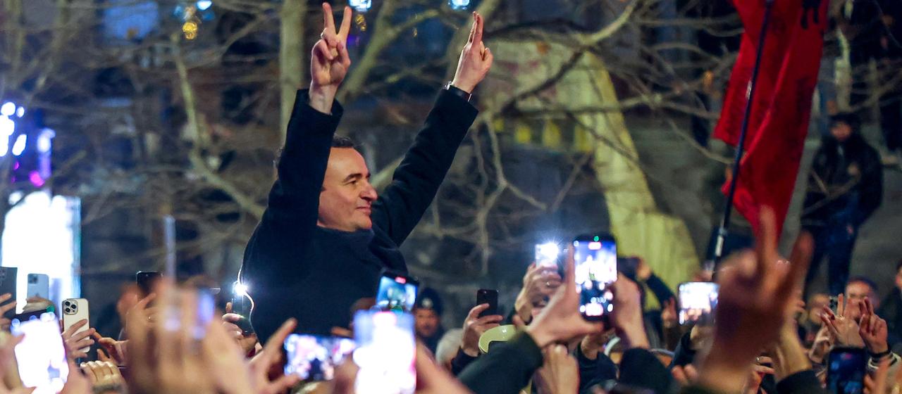 Kurti begrüßt Unterstützer in Pristina.