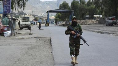 Ein Soldat der Taliban patrouilliert mit Gewehr in Afghanistan (Archiv)