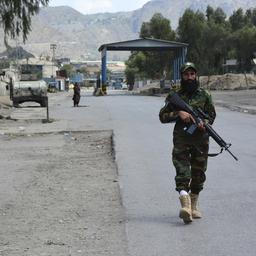 Ein Soldat der Taliban patrouilliert mit Gewehr in Afghanistan (Archiv)