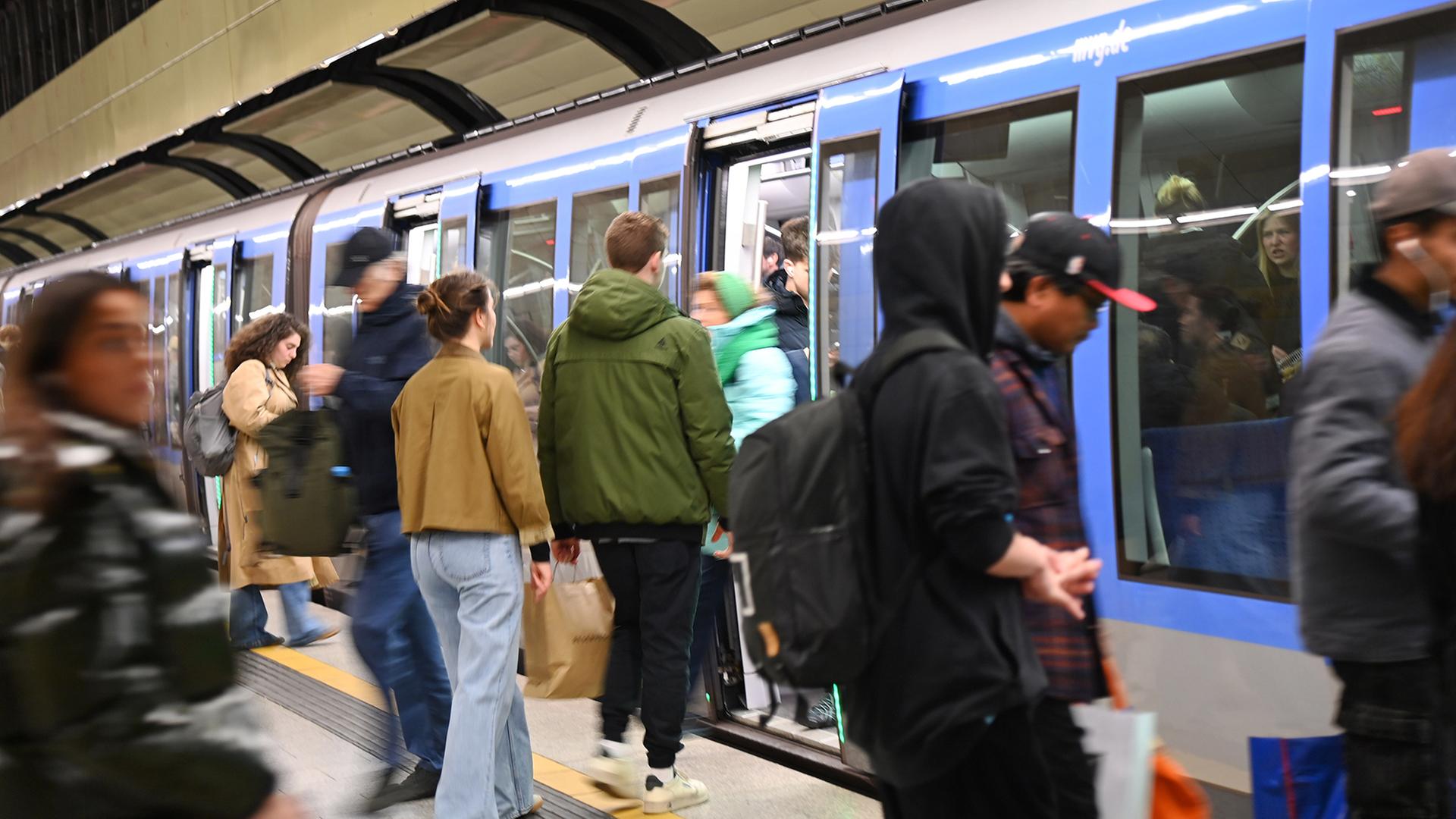 Fahrgäste beim Einsteigen und Aussteigen der U-Bahn der Linie U5 an der Haltestelle Karlsplatz in München.  | picture alliance / SvenSimon