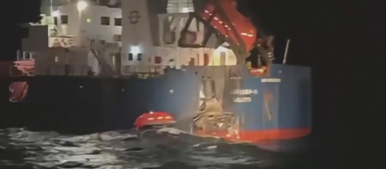 Ein Schiff liegt im Dunkeln vor der bulgarischen Küste.