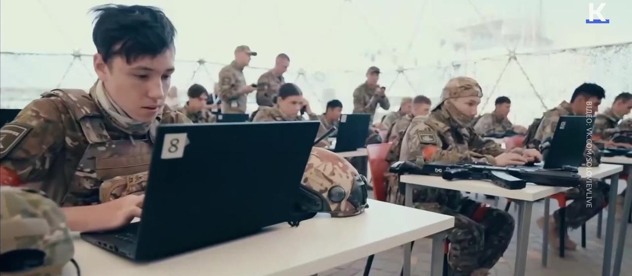 Kinder in von Russland besetzten Gebieten lernen in einem militärischen Ausbildungscamp