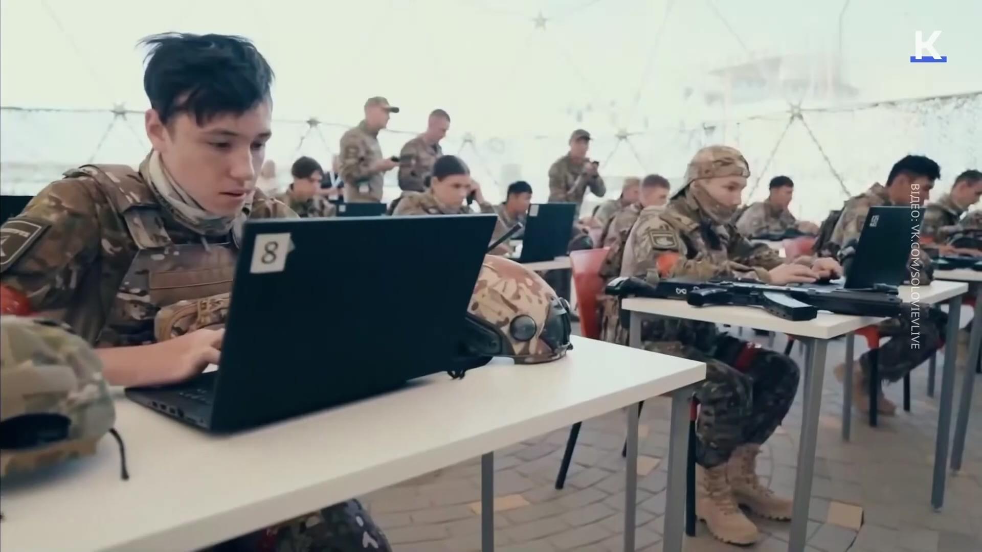 Kinder in von Russland besetzten Gebieten lernen in einem militärischen Ausbildungscamp | ARD-aktuell