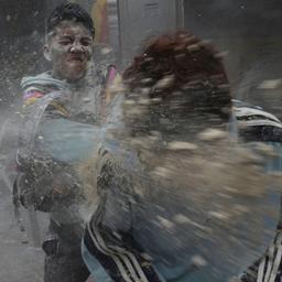 Bei einem Karneval in Pasto (Kolumbien) bewerfen sich zwei Teilnehmer mit Pulver.