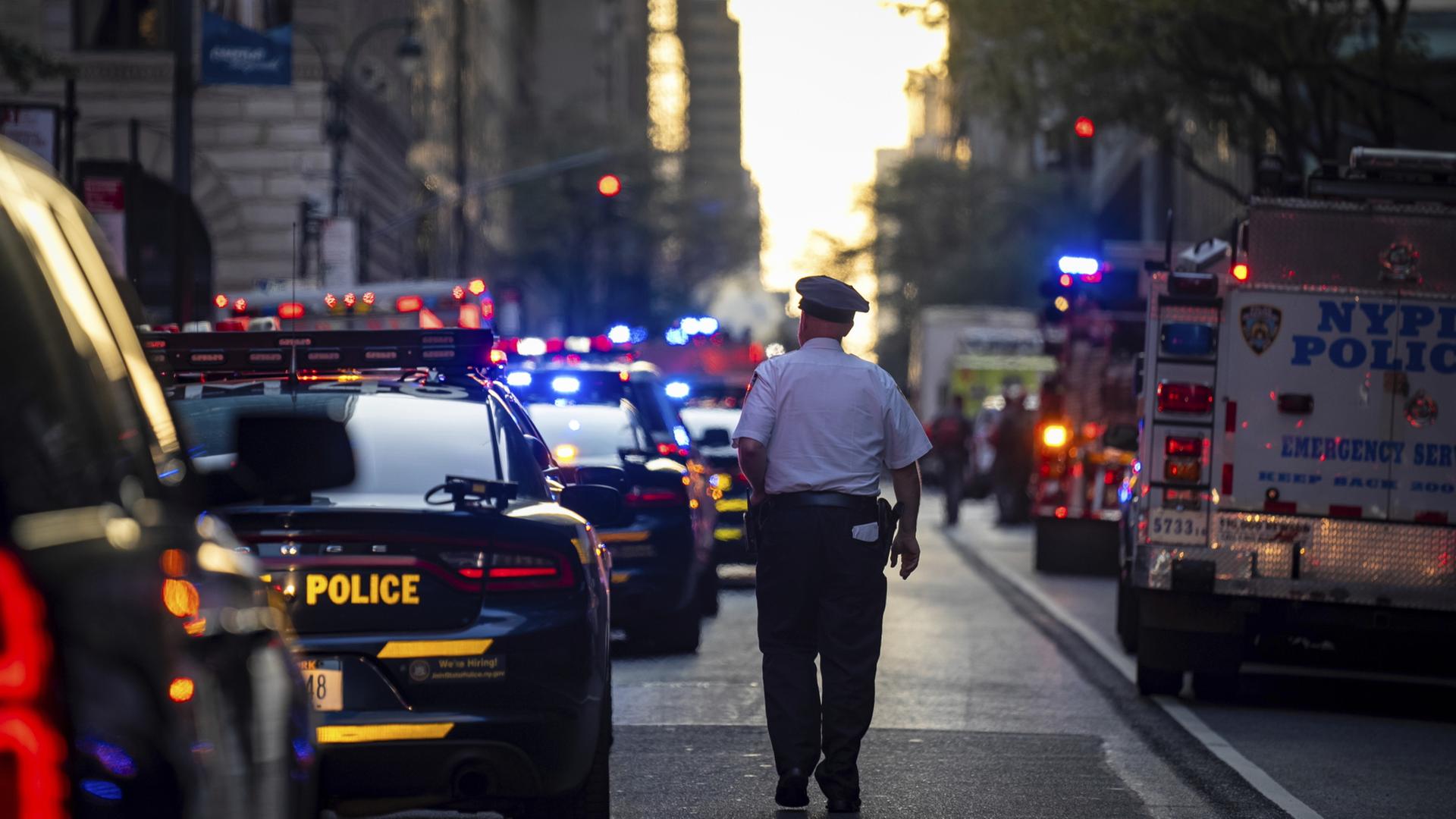 Einsatzkräfte der Polizei arbeiten an einem Tatort in Manhattan. | Angelina Katsanis/AP/dpa