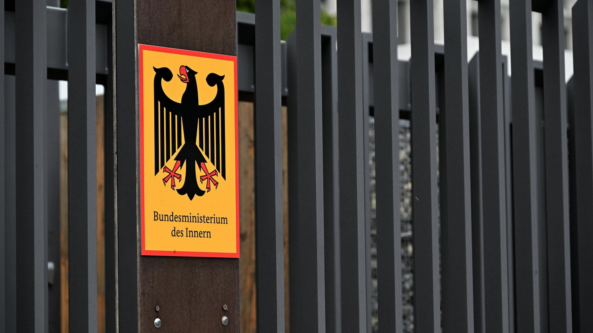 Ein Schild mit der Aufschrift 