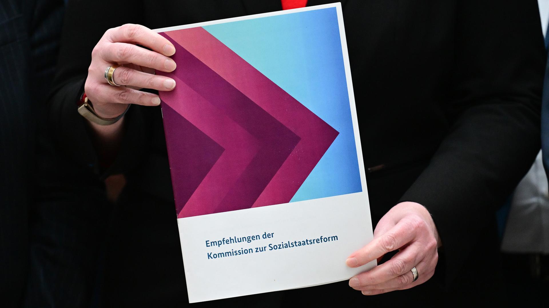 Der Bericht zur Sozialstaatsreform. | picture alliance/dpa