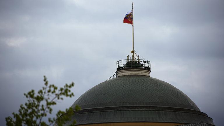 Blick auf die Kuppel des Senatspalastes im Moskauer Kreml. 