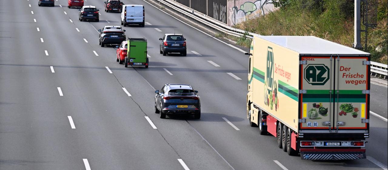Lastwagen und Autos auf Autobahn