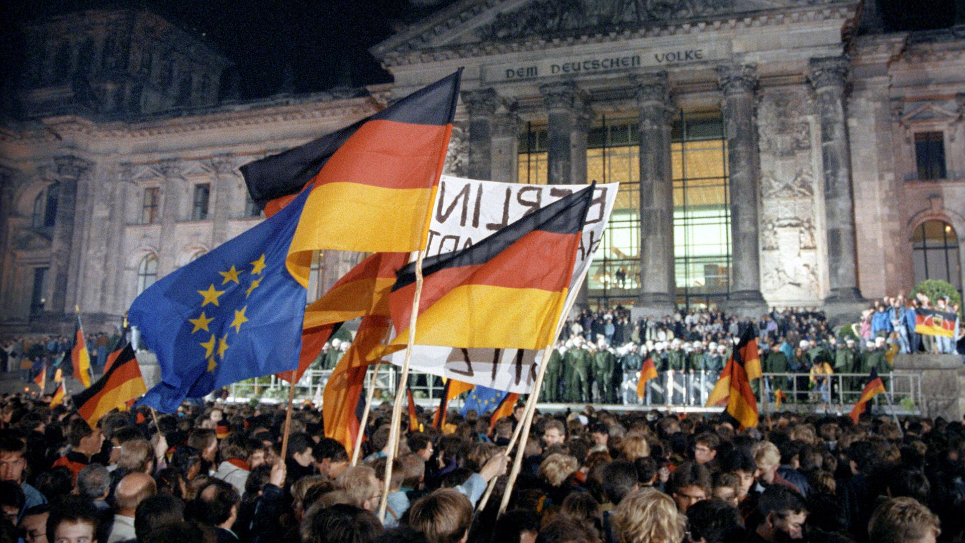 Feiernde Menschen vor dem Reichstagsgebäude am 03.10.1990. (Quelle: picture alliance/dpa/Wolfgang Kumm) | picture alliance/dpa/Wolfgang Kumm