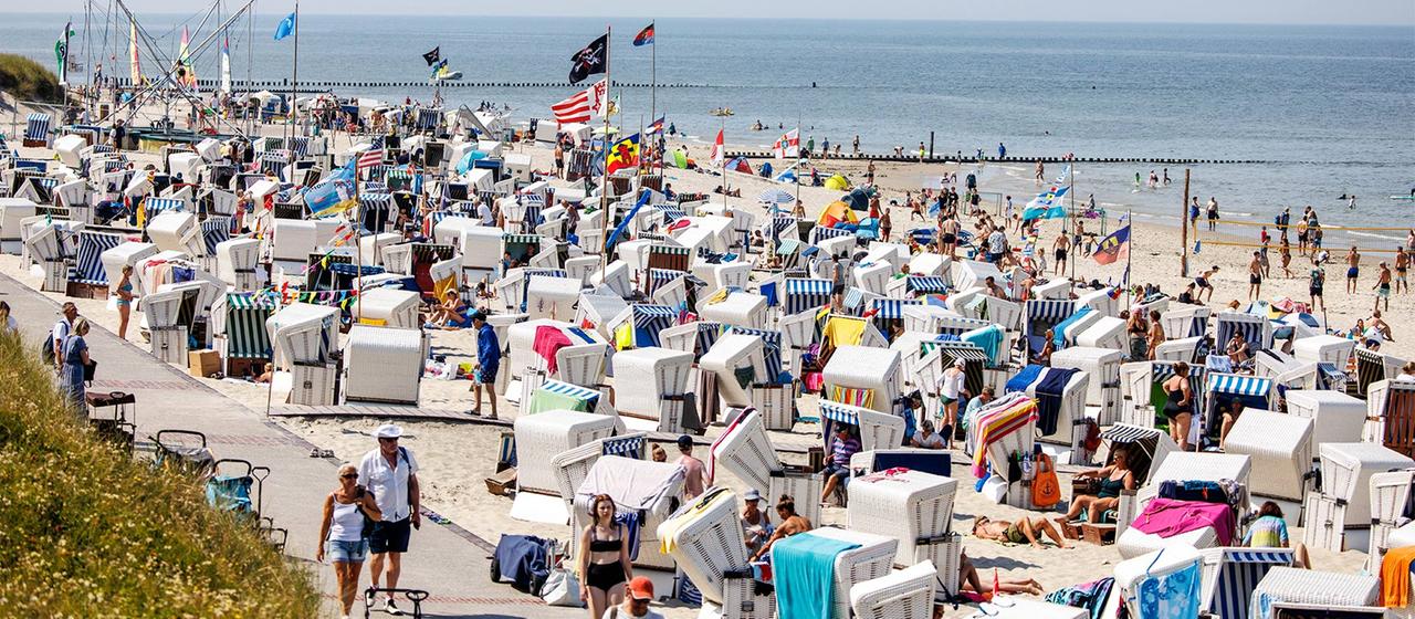 Zahlreiche Besucher am Strand der Ostfriesischen Insel Wangerooge.