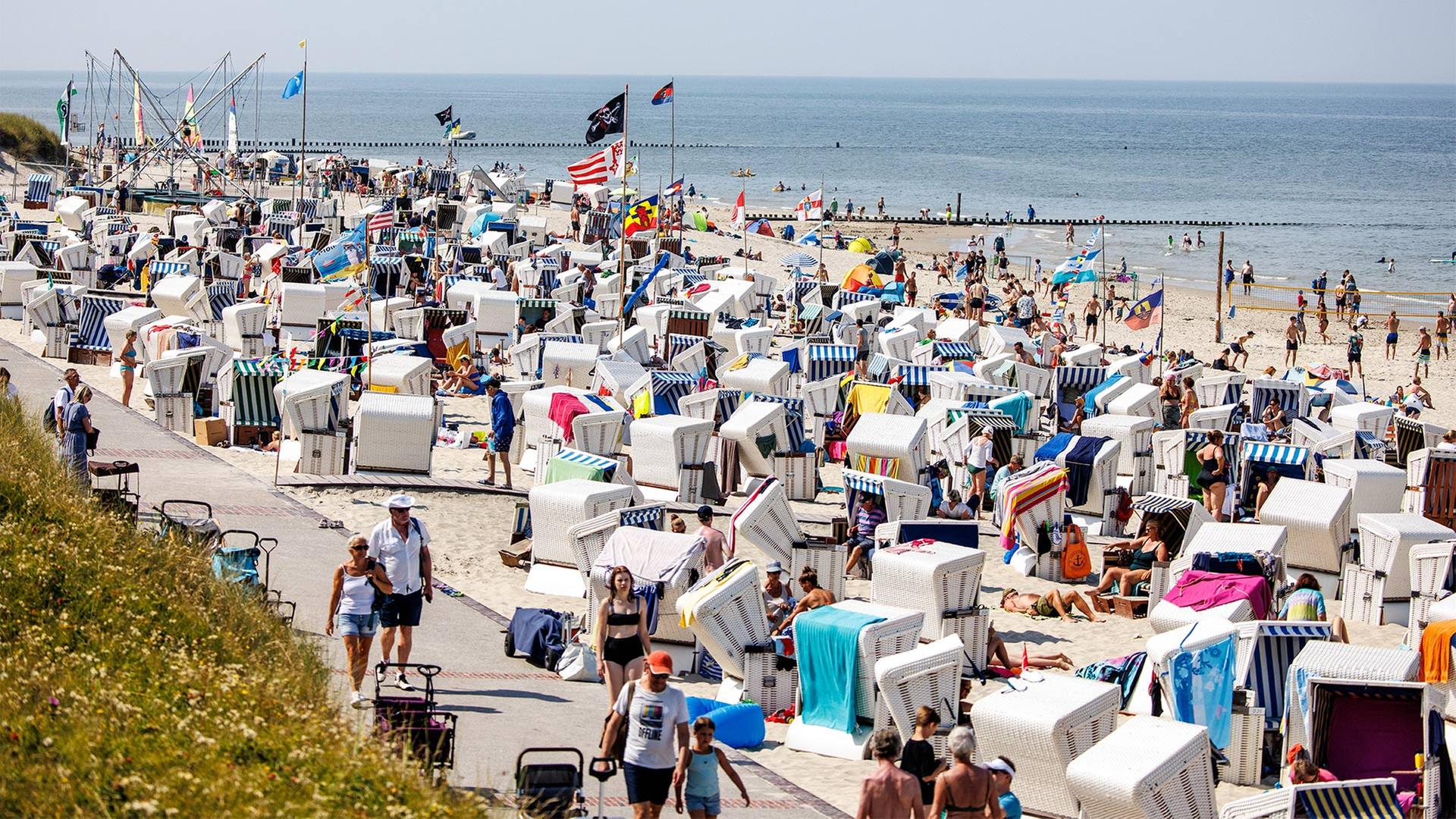 Zahlreiche Besucher am Strand der Ostfriesischen Insel Wangerooge. | picture alliance / dpa