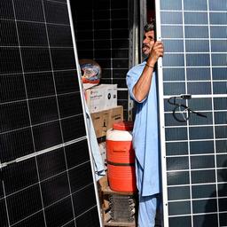 Ein Arbeiter trägt Solarzellen auf einem Markt in Lahore in Indien.