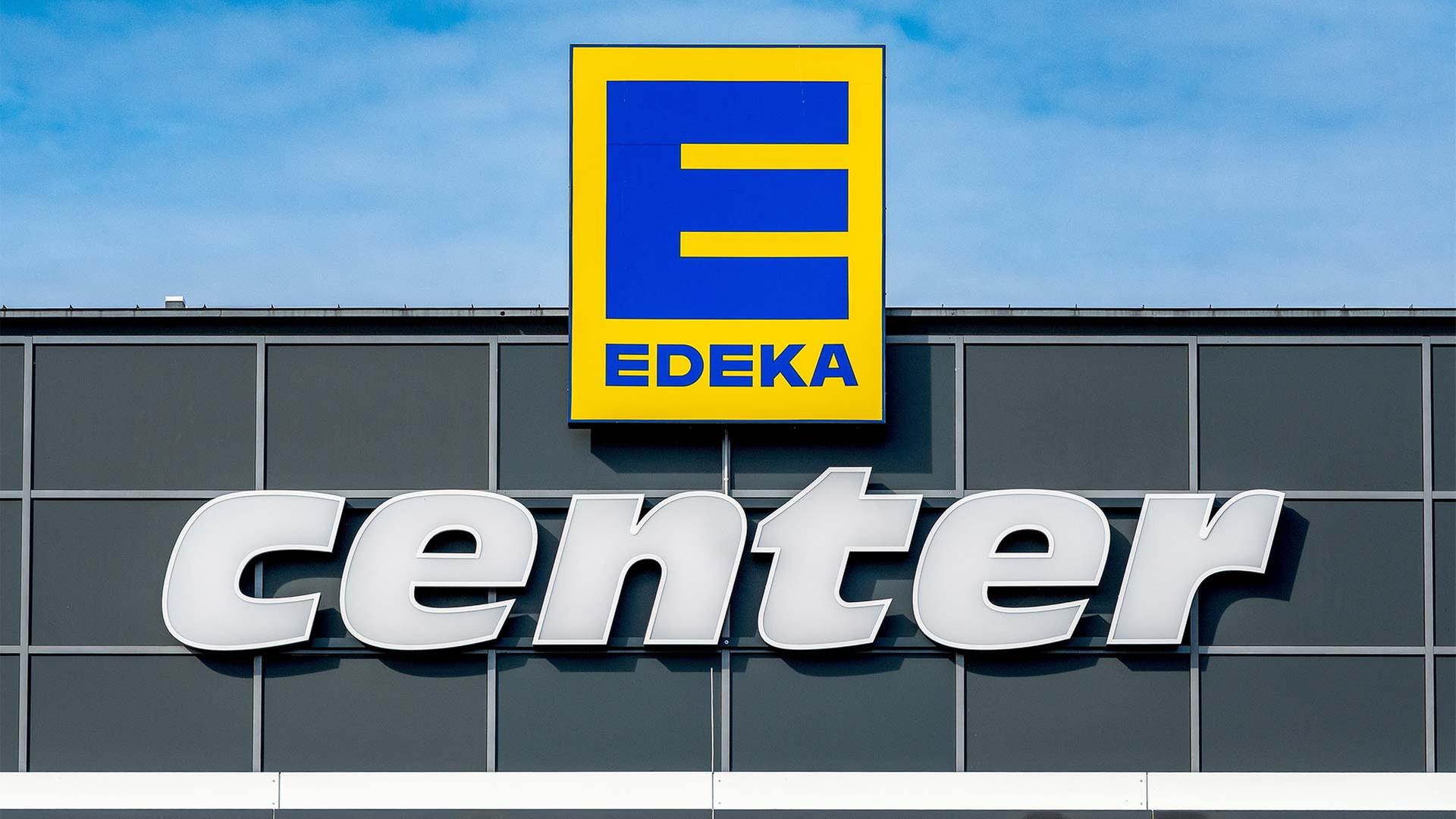 Unternehmenslogo an der Fassade einer Edeka-Filiale. | picture alliance / SULUPRESS.DE