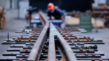 Ein Arbeiter kontrolliert das Herzstück einer Weiche (Archivbild)