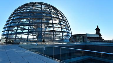 Die Kuppel des Reichstagsgebäudes in Berlin